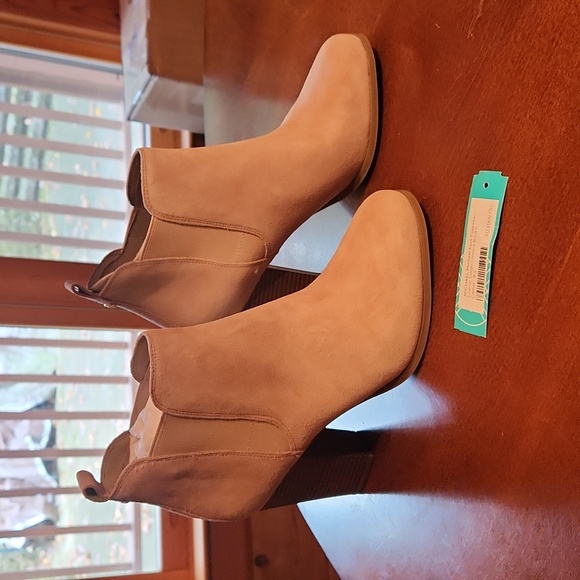 NEW Michael Kors Evaline Suede Heeled Ankle Boots, Size 9.5, Camel & Brown - Picture 3 of 11